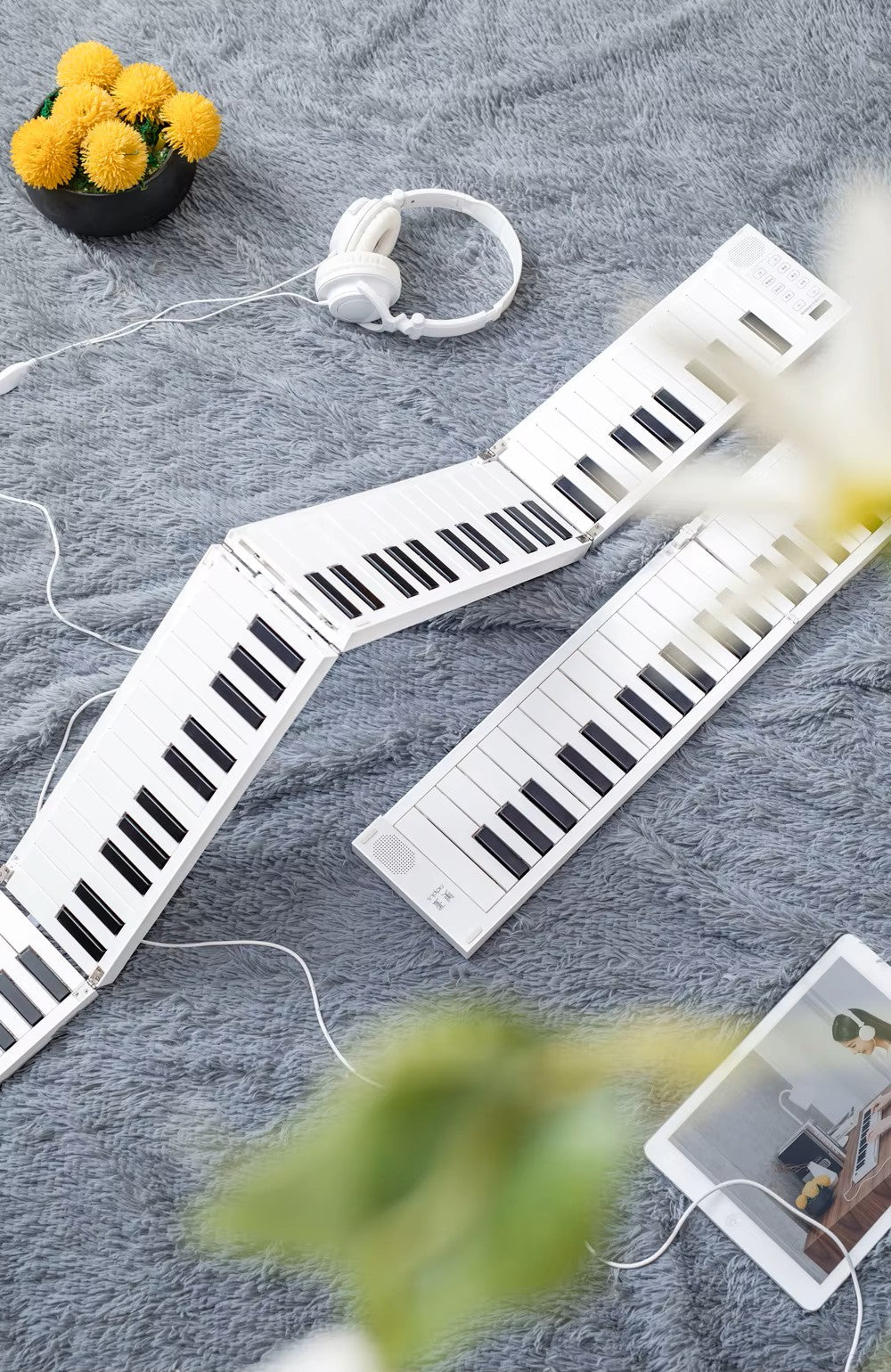 Nešiojamas sulankstomas pianinas su 88 klavišais, tikras pianino garsas , patogus ir kompaktiškas , baltos spalvos
