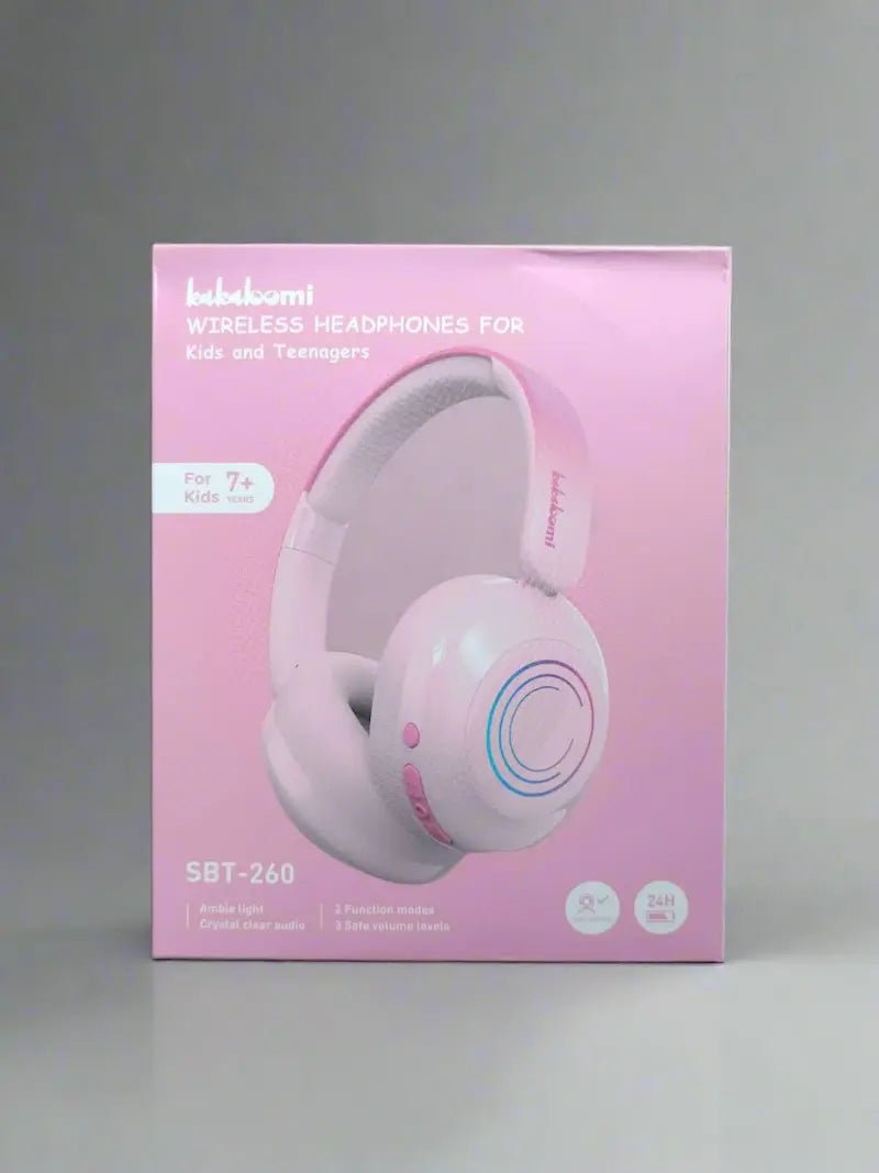 Rožinės vaikiškos ausinės SBT-260 pakuotėje, tinkamos nuo 7 metų amžiaus.