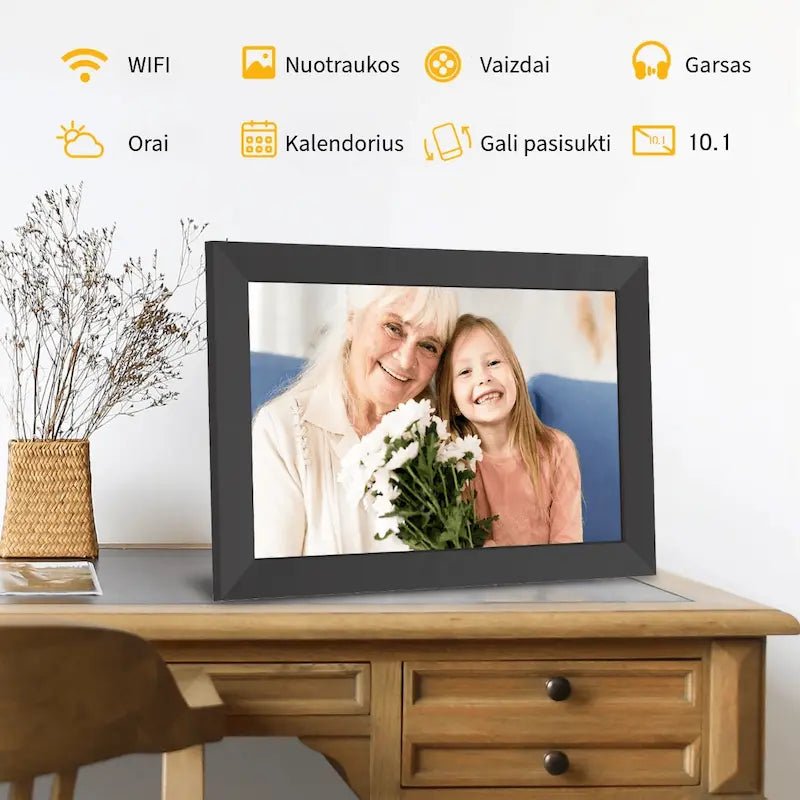 10,1 colio WiFi skaitmeninis rėmelis ant stalo, rodantis senelės su anūke nuotrauką. Viršuje piktogramos apie funkcijas lietuvių kalba