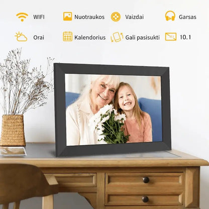 10,1 colio WiFi skaitmeninis rėmelis ant stalo, rodantis senelės su anūke nuotrauką. Viršuje piktogramos apie funkcijas lietuvių kalba